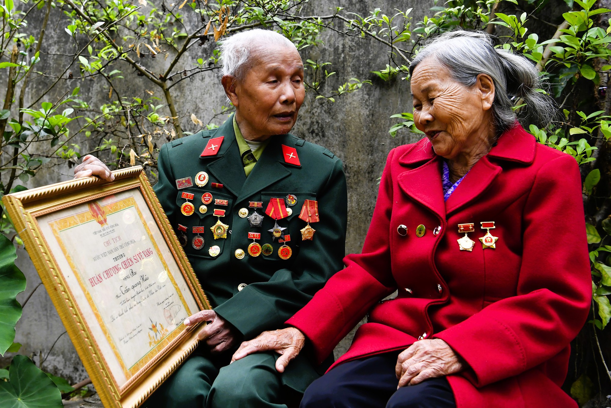 Ông Trần Quang Hữu (90 tuổi) và vợ là bà Trần Thị Nụ (85 tuổi) ôn lại những kỷ niệm ngày đầu lên xây dựng Điện Biên