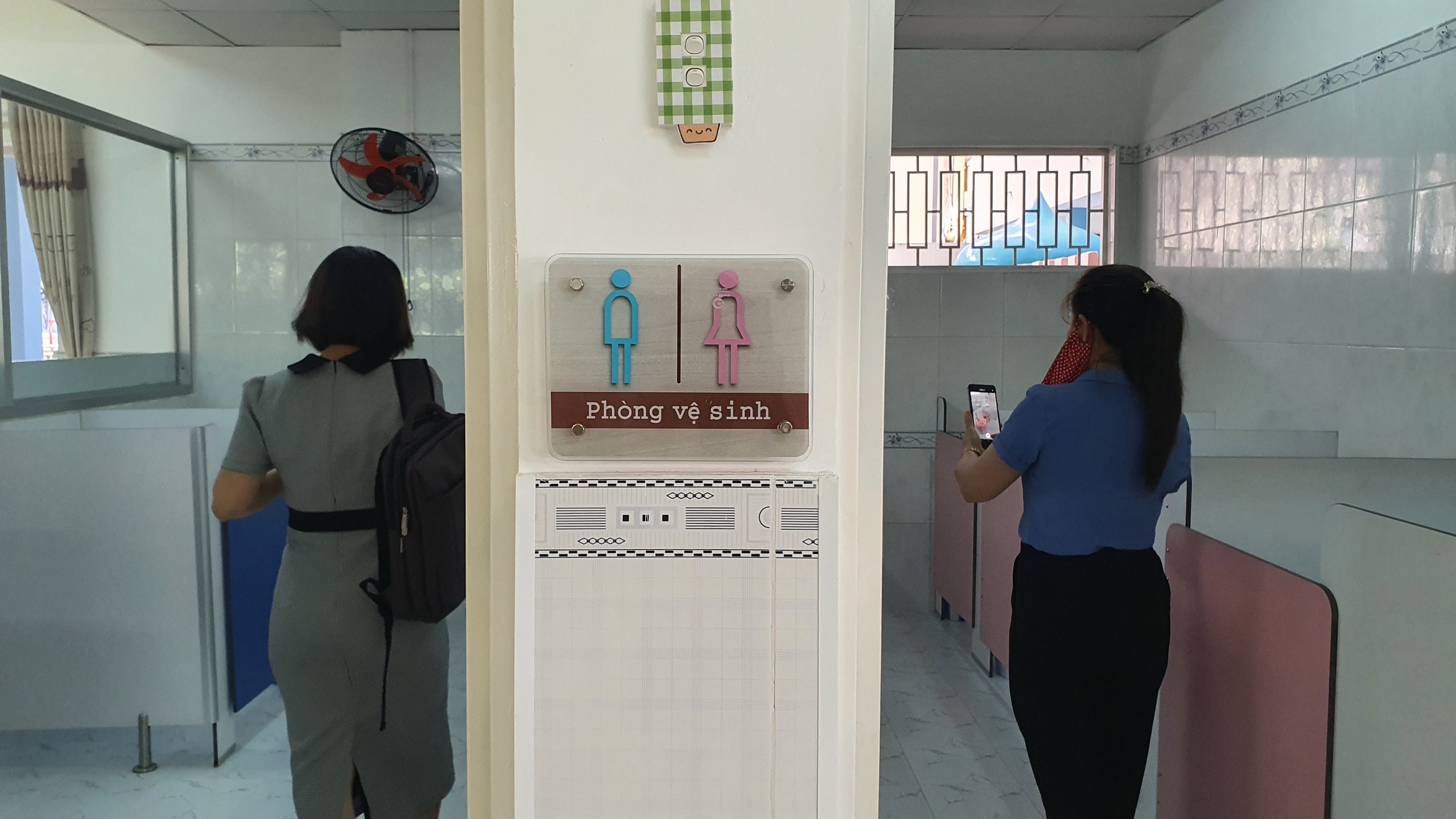 'Vắc xin' giáo dục giới tính trong trường học- Ảnh 2. Giáo dục giới tính cho trẻ mầm non được thực hiện ngay từ khu vực toilet của trẻ