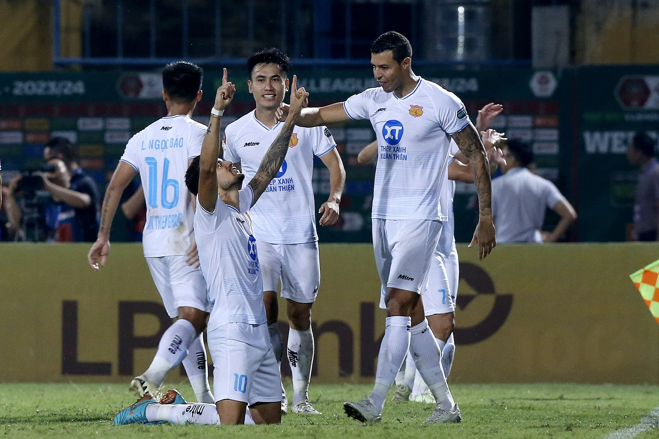 Bảng xếp hạng V-League mới nhất: HAGL tạm thoát hiểm, HLV Kim Sang-sik hiểu thêm bóng đá Việt