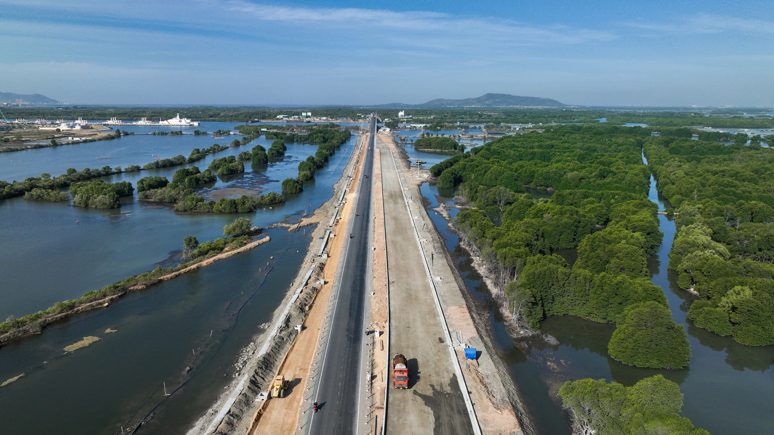 Các dự án giao thông trọng điểm hoàn thành, khách du lịch đến TP.Vũng Tàu đông hơn. Trong ảnh là dự án đường ven biển Vũng Tàu - Bình Thuận đang thi công