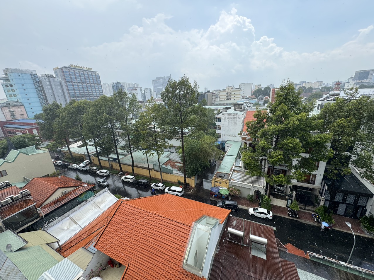 Trưa nay, TP.HCM bất chợt mưa lớn- Ảnh 4. Trưa nay, TP.HCM bất chợt mưa lớn- Ảnh 4.