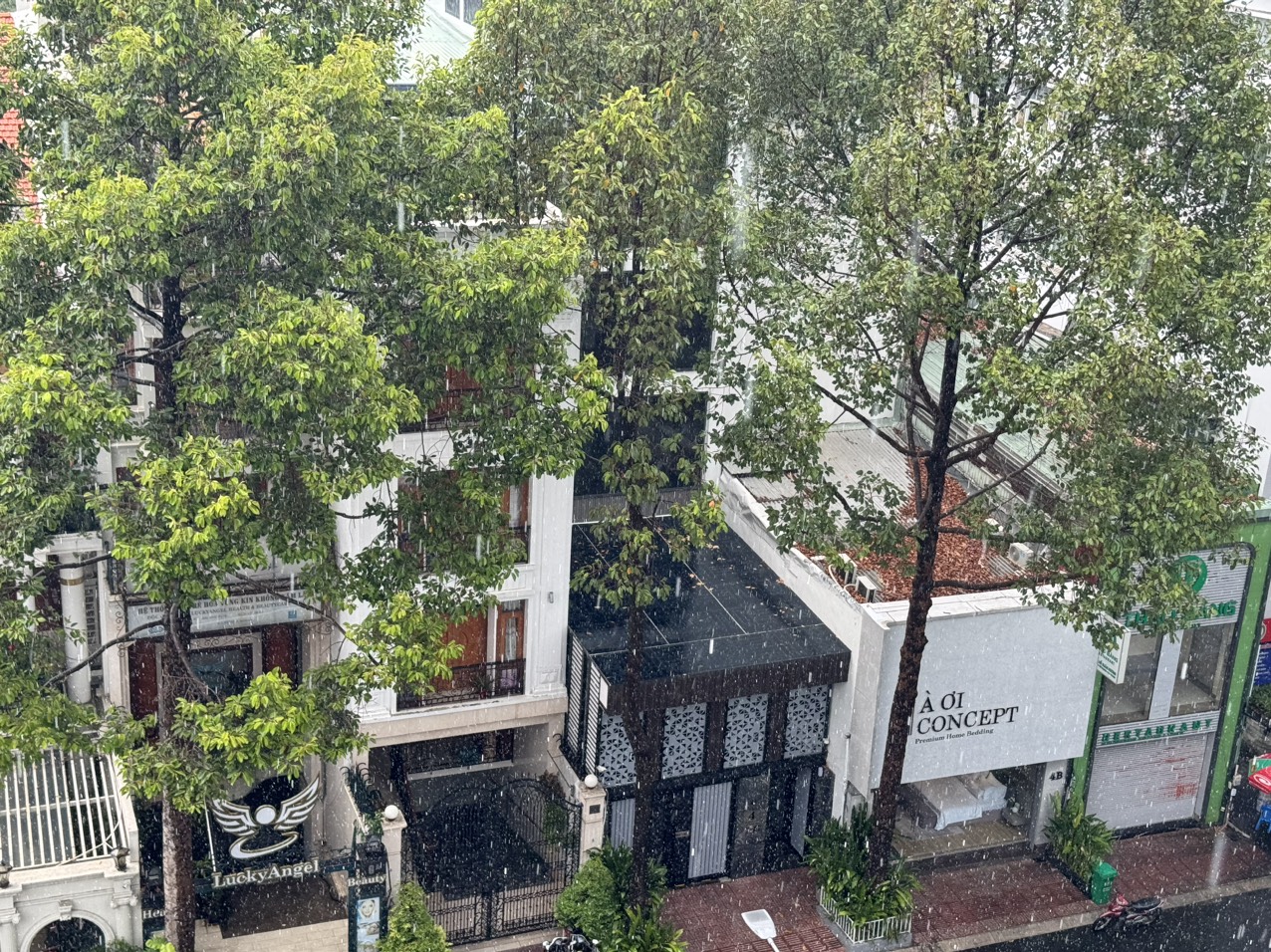 Trưa nay, TP.HCM bất chợt mưa lớn- Ảnh 3. Đường Hồ Xuân Hương (Q.3) cũng đón trận mưa rào