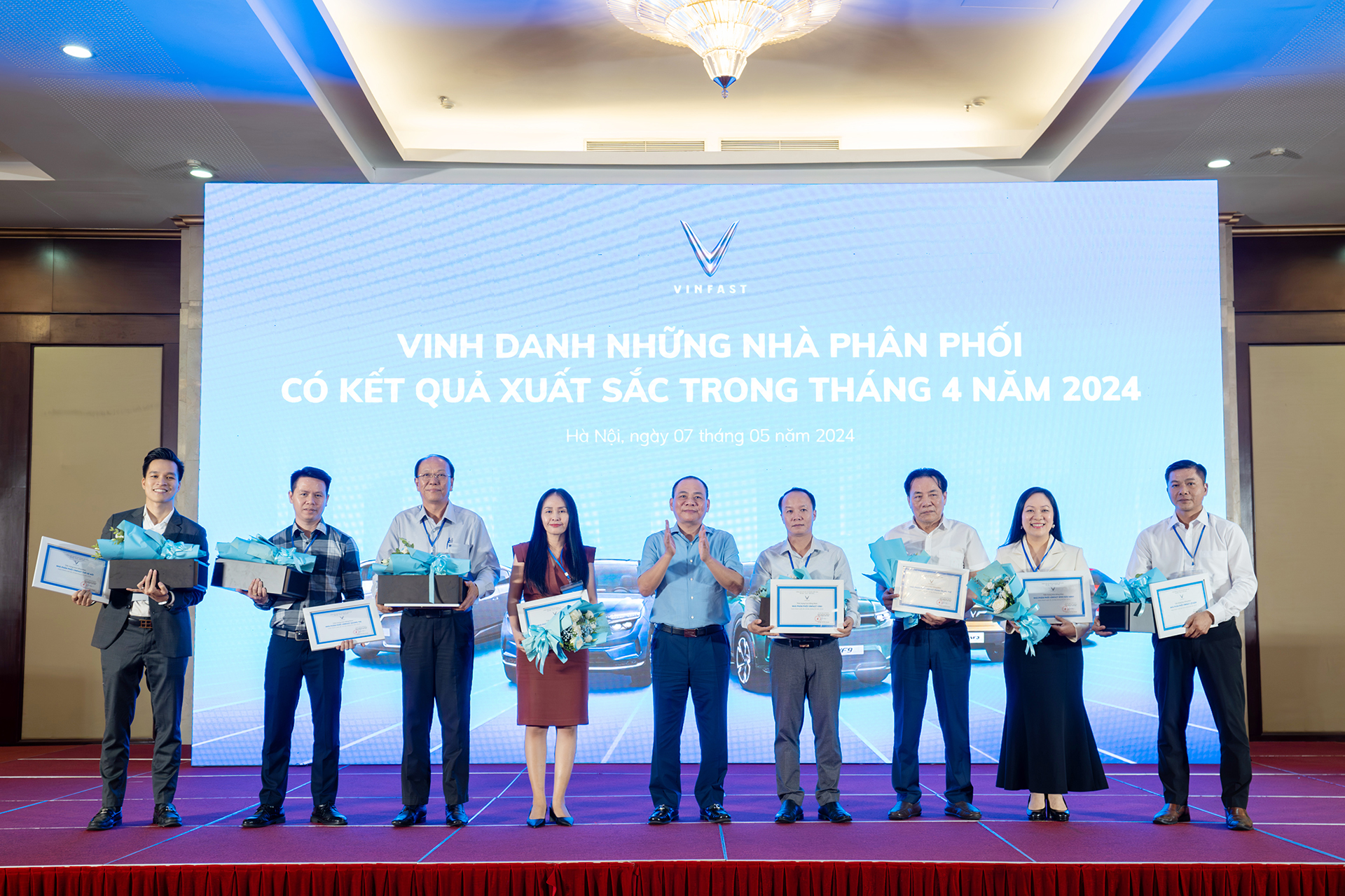 Chủ tịch Vingroup Phạm Nhật Vượng vinh danh những nhà phân phối có kết quả kinh doanh xuất sắc tại Hội nghị Nhà phân phối Ô tô điện VinFast toàn quốc 2024.