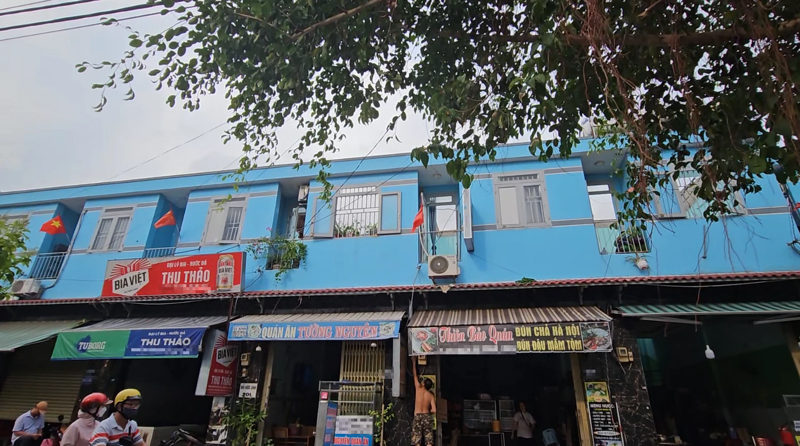 Cơn mưa kèm theo gió giật mạnh cuốn bay nóc 5 căn nhà cho thuê- Ảnh 5. Dãy nhà 5 căn cho thuê trên đường Mương Lệ (Q.Bình Tân) bị gió cuốn tốc mái tôn