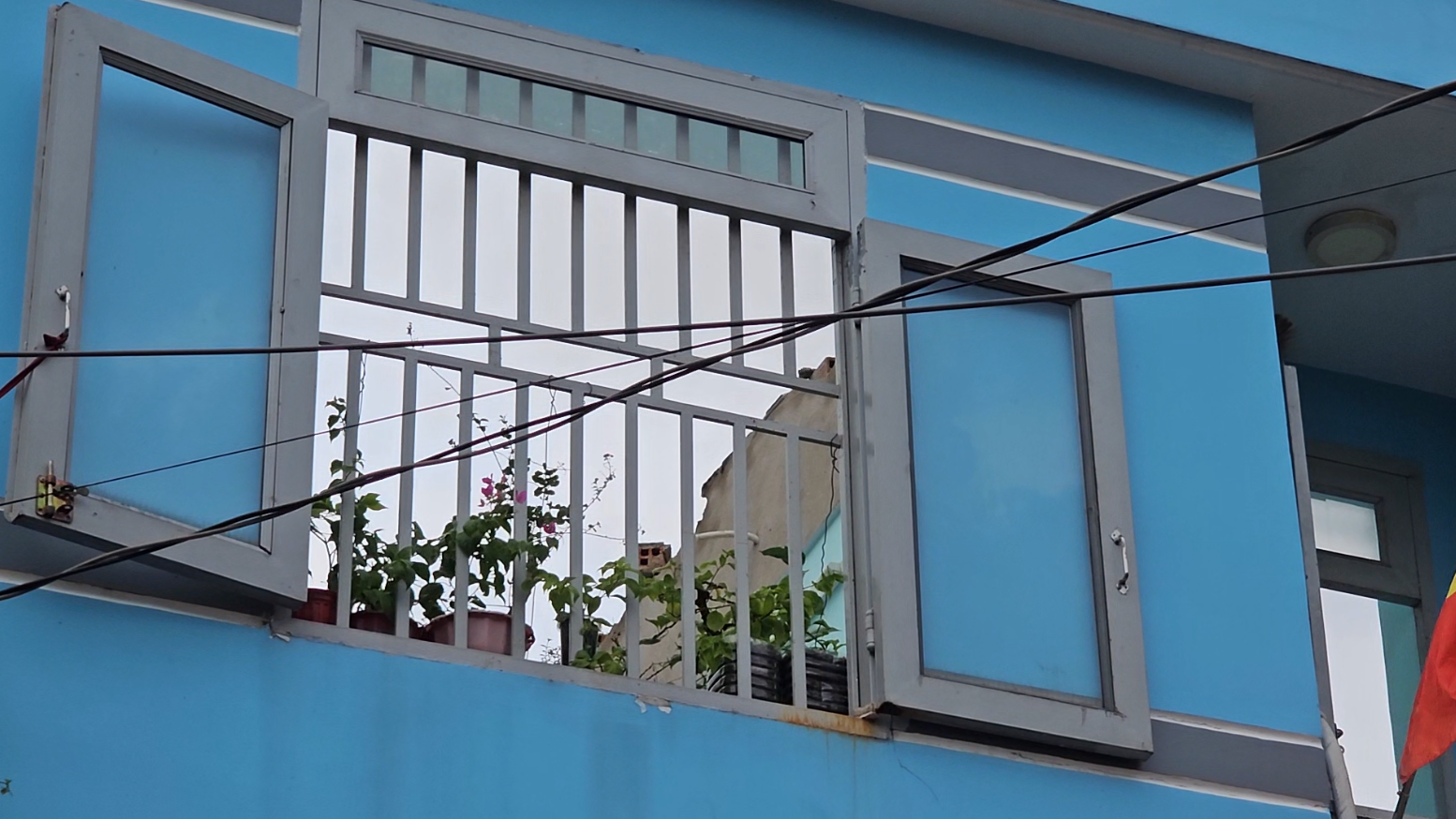 Cơn mưa kèm theo gió giật mạnh cuốn bay nóc 5 căn nhà cho thuê- Ảnh 6. Tốc mái tôn khiến đồ đạc bên trong nhà bị mưa ướt