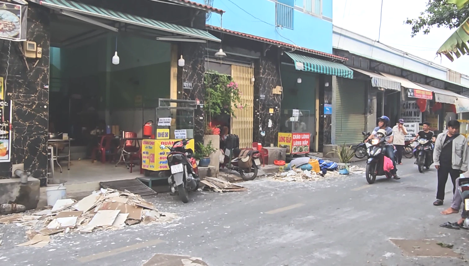 Cơn mưa kèm theo gió giật mạnh cuốn bay nóc 5 căn nhà cho thuê- Ảnh 7. Trần la phông nhà bị ướt hư hỏng
