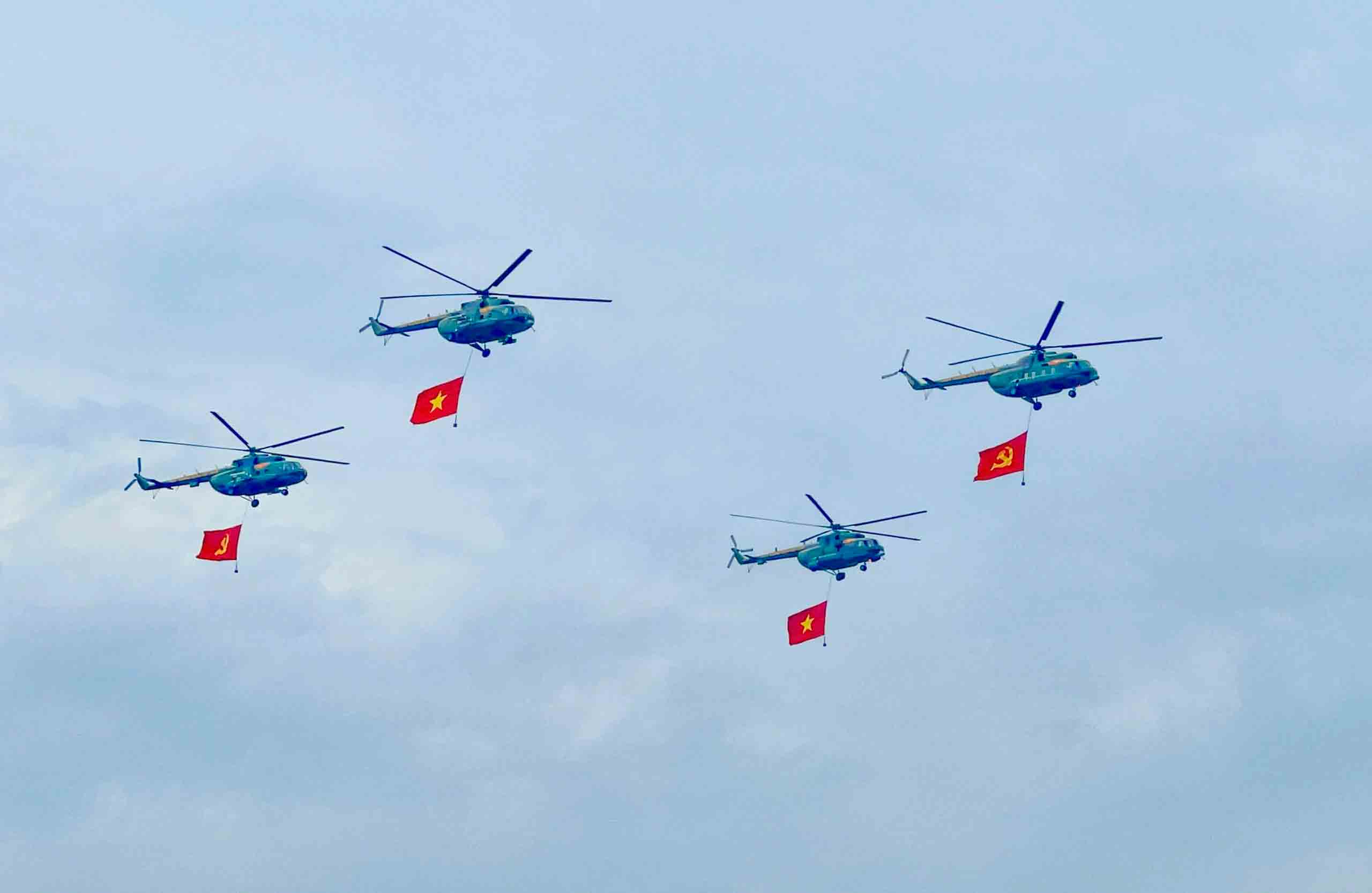 Đội máy bay trực thăng bay chào mừng