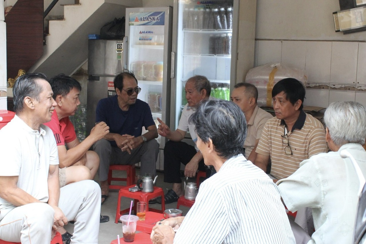Uống cà phê vợt, tán gẫu với nhau được xem là một nét đẹp văn hóa của người TP.HCM Uống cà phê vợt, tán gẫu với bằng hữu được xem là một nét đẹp văn hóa của người TP.HCM