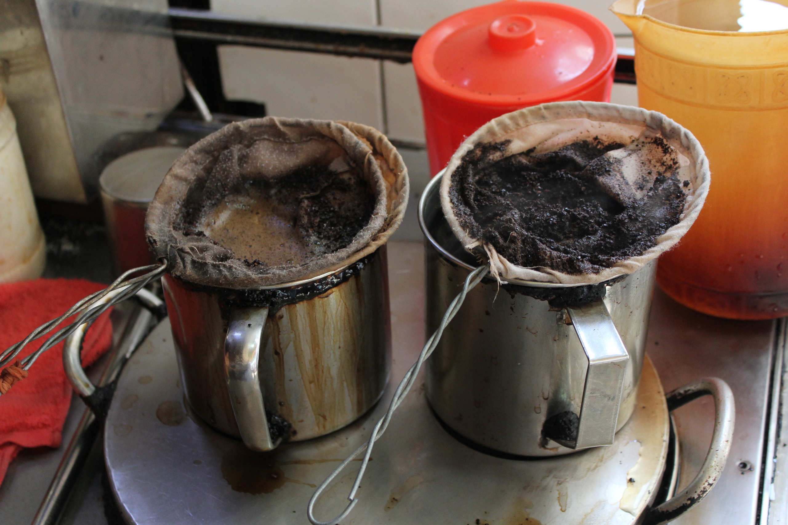 Dụng cụ được sử dụng để pha cà phê vợt Dụng cụ được sử dụng để pha cà phê vợt