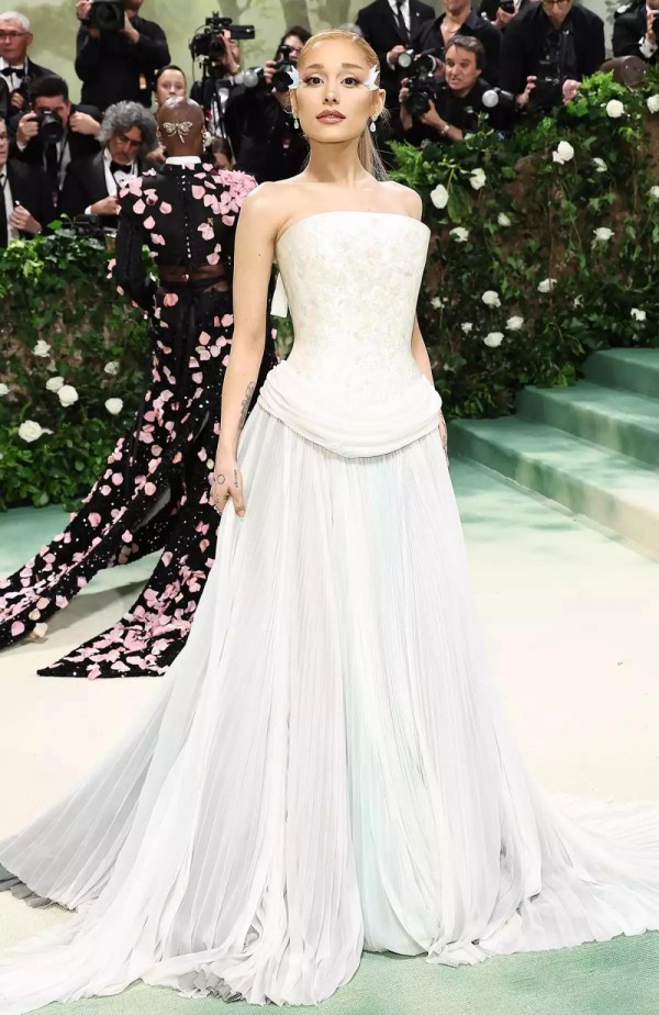 Những chiếc váy đẹp mê hoặc tại Met Gala 2024