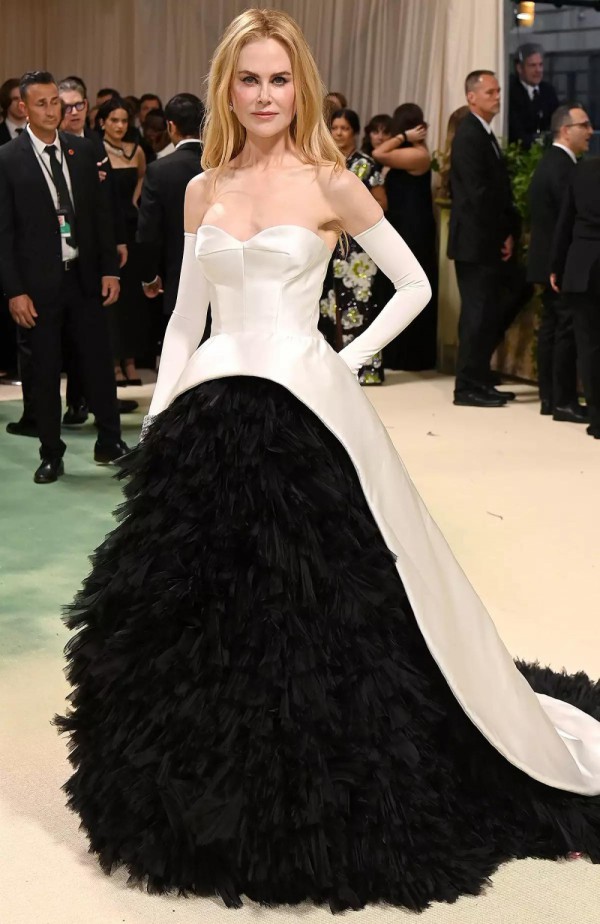 Những chiếc váy đẹp mê hoặc tại Met Gala 2024