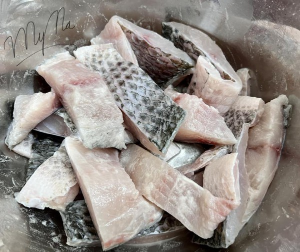 Mẹo chiên cá giòn tan, ngọt thịt để làm bún cá chấm hay chan đều ngon xuất sắc