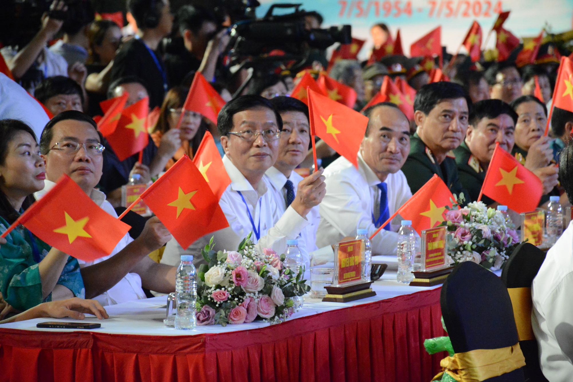 Ông Trần Quang Dũng tham dự chương trình cầu truyền hình trực tiếp &quot;Dưới là cờ Quyết Thắng&quot; tại điểm cầu Điện Biên