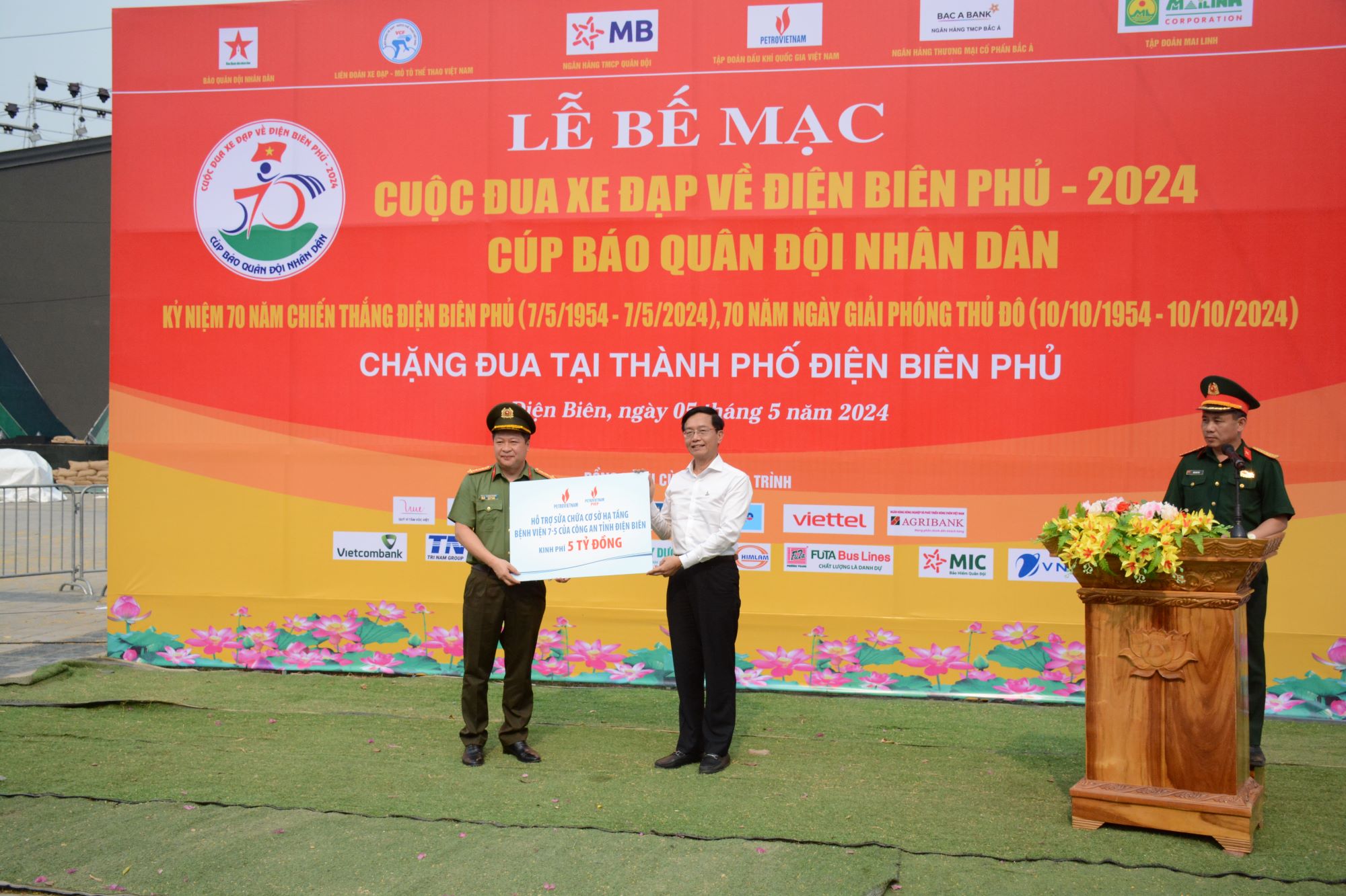Ông Trần Quang Dũng chụp ảnh lưu niệm cùng các vận động đạt thành tích cao trong cuộc đua xe Hướng về Điện Điên năm 2024