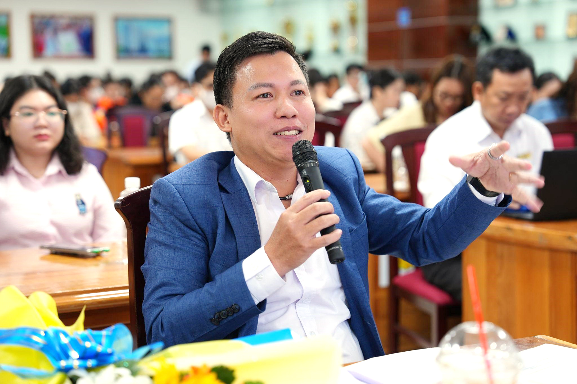 Các cố vấn giàu kinh nghiệm luôn đồng hành, dẫn đường cho sinh viên HUTECH