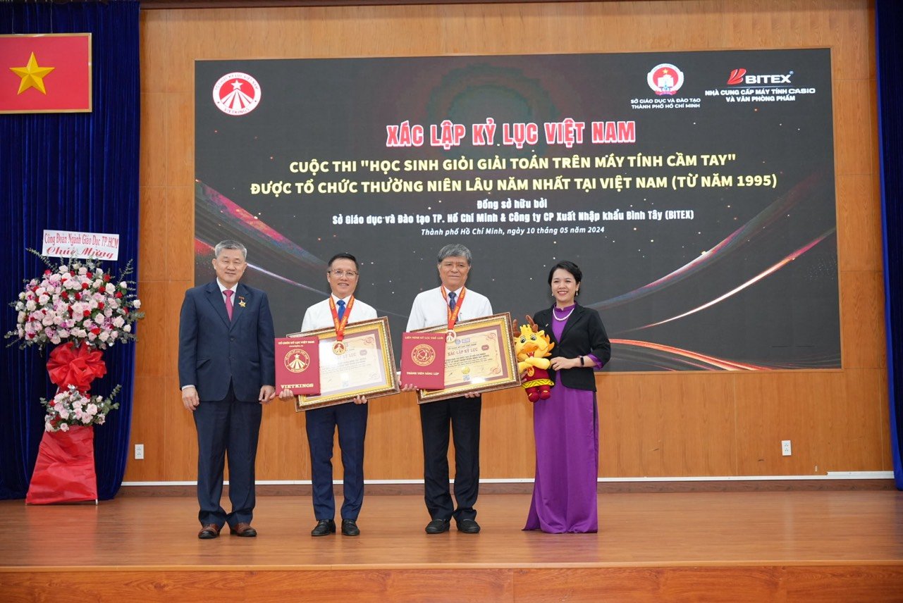 Ông Nguyễn Văn Hiếu, Giám đốc GD-ĐT TP.HCM, (thứ 2 từ phải qua) và ông Nguyễn Xuân Dũng, Chủ tịch Hội đồng Quản trị Công ty BITEX, đón nhận kỷ lục 