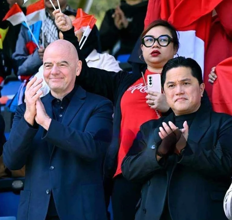 HLV Troussier và sếp lớn FIFA bất ngờ xuất hiện, trong ngày U.23 Indonesia vỡ mộng Olympic