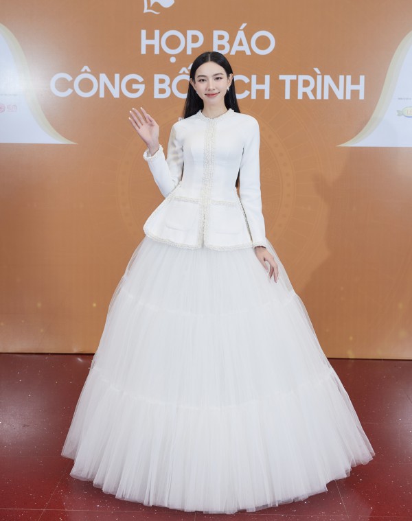 Hoa hậu Thuỳ Tiên diện áo bà ba, đọ sắc cùng 