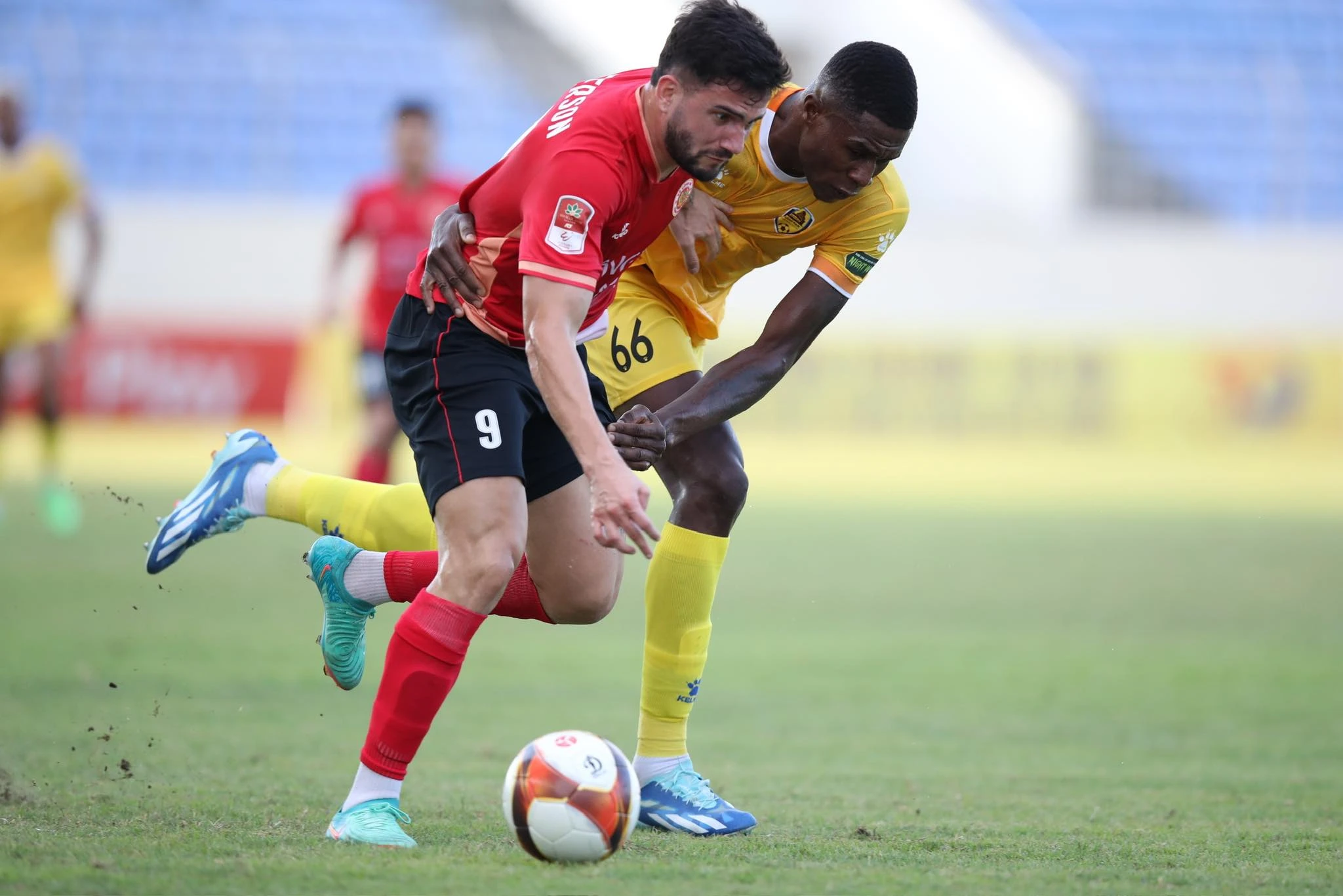 V-League gay cấn: Văn Thanh thẻ đỏ, HLV Kiatisak và CLB CAHN thua trận thứ hai liên tiếp V-League gay cấn: Văn Thanh thẻ đỏ, HLV Kiatisak và CLB CAHN thua trận thứ hai liên tiếp