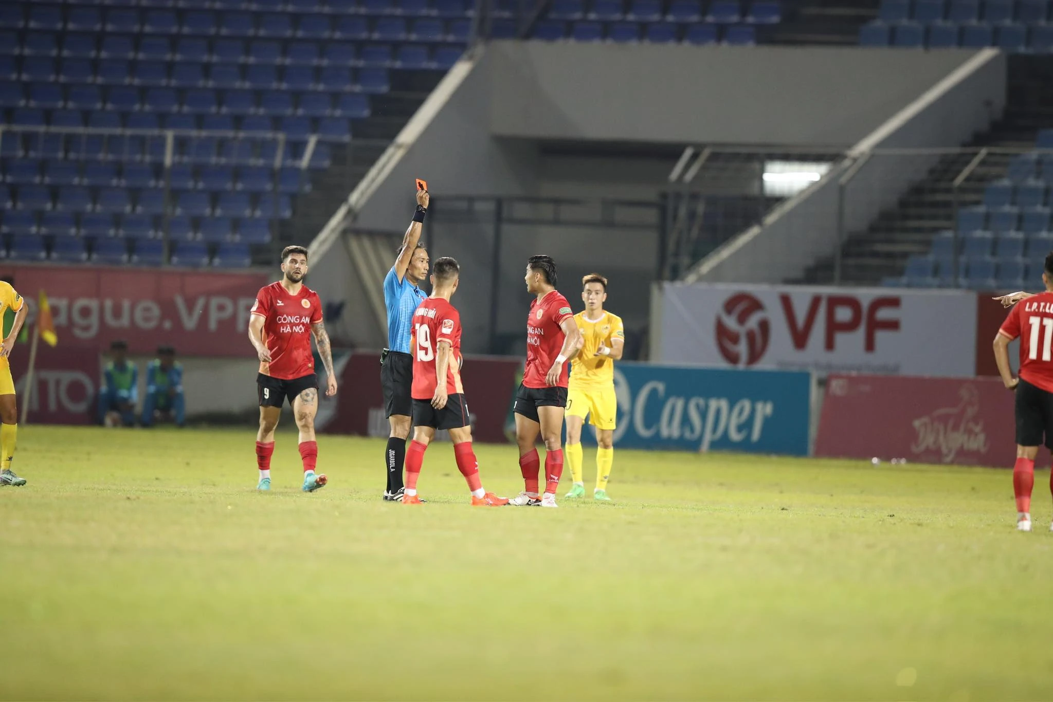 V-League gay cấn: Văn Thanh thẻ đỏ, HLV Kiatisak và CLB CAHN thua trận thứ hai liên tiếp