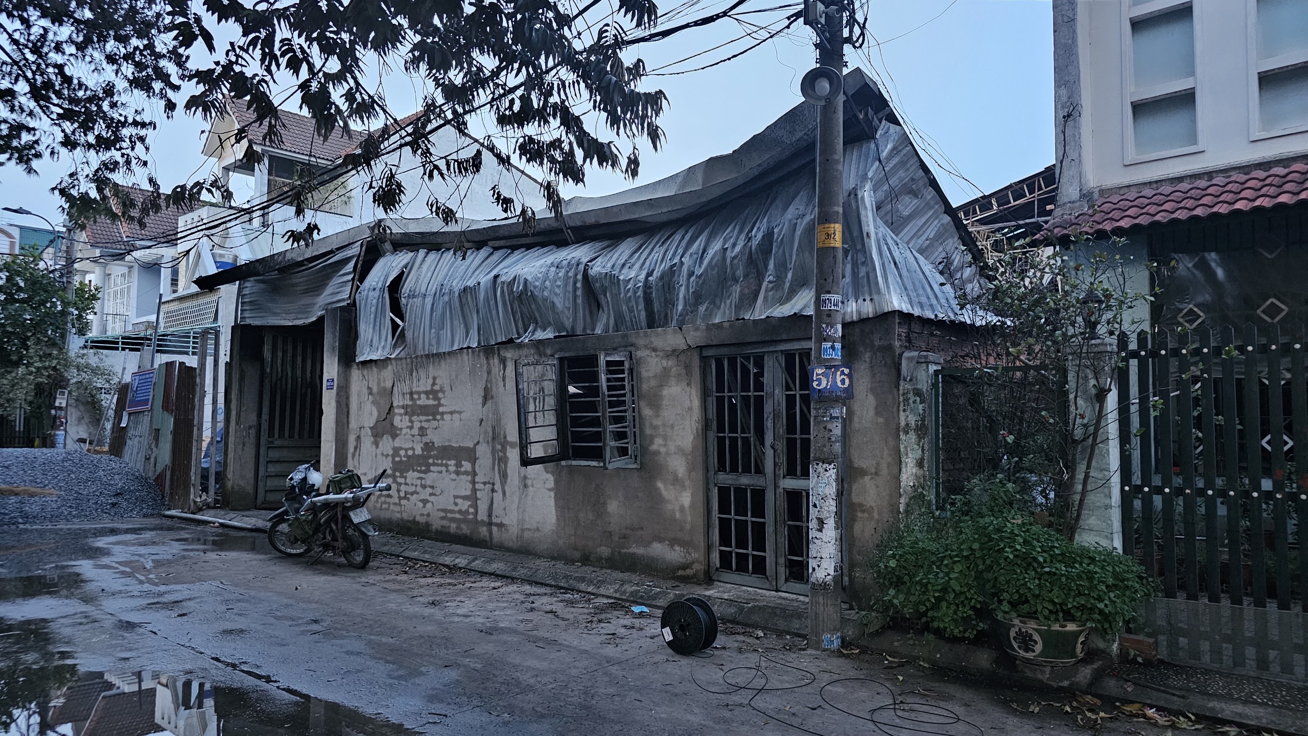 Một phần kho xưởng công ty chuyên sản xuất về mỹ thuật bị hư hỏng, đổ sập