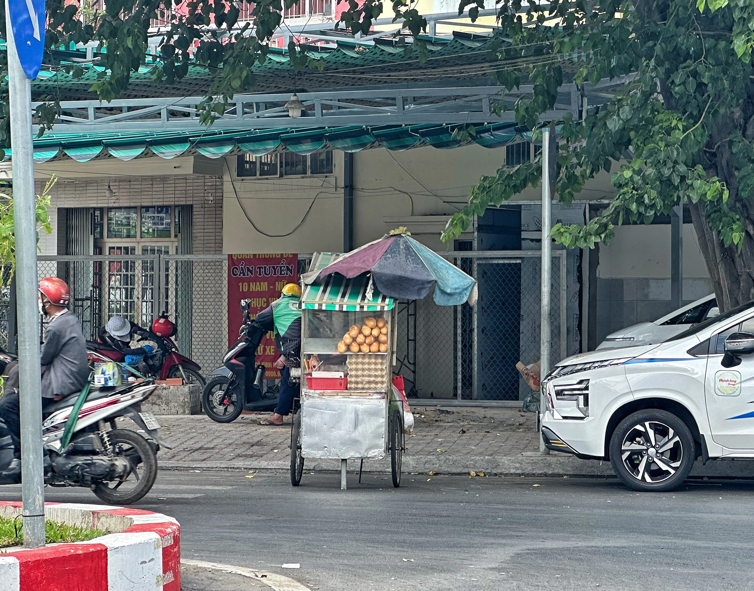 Thời tiết TP.HCM nắng nóng, nhiều người né... hàng rong: 'Bị ngộ độc một lần, sợ luôn'