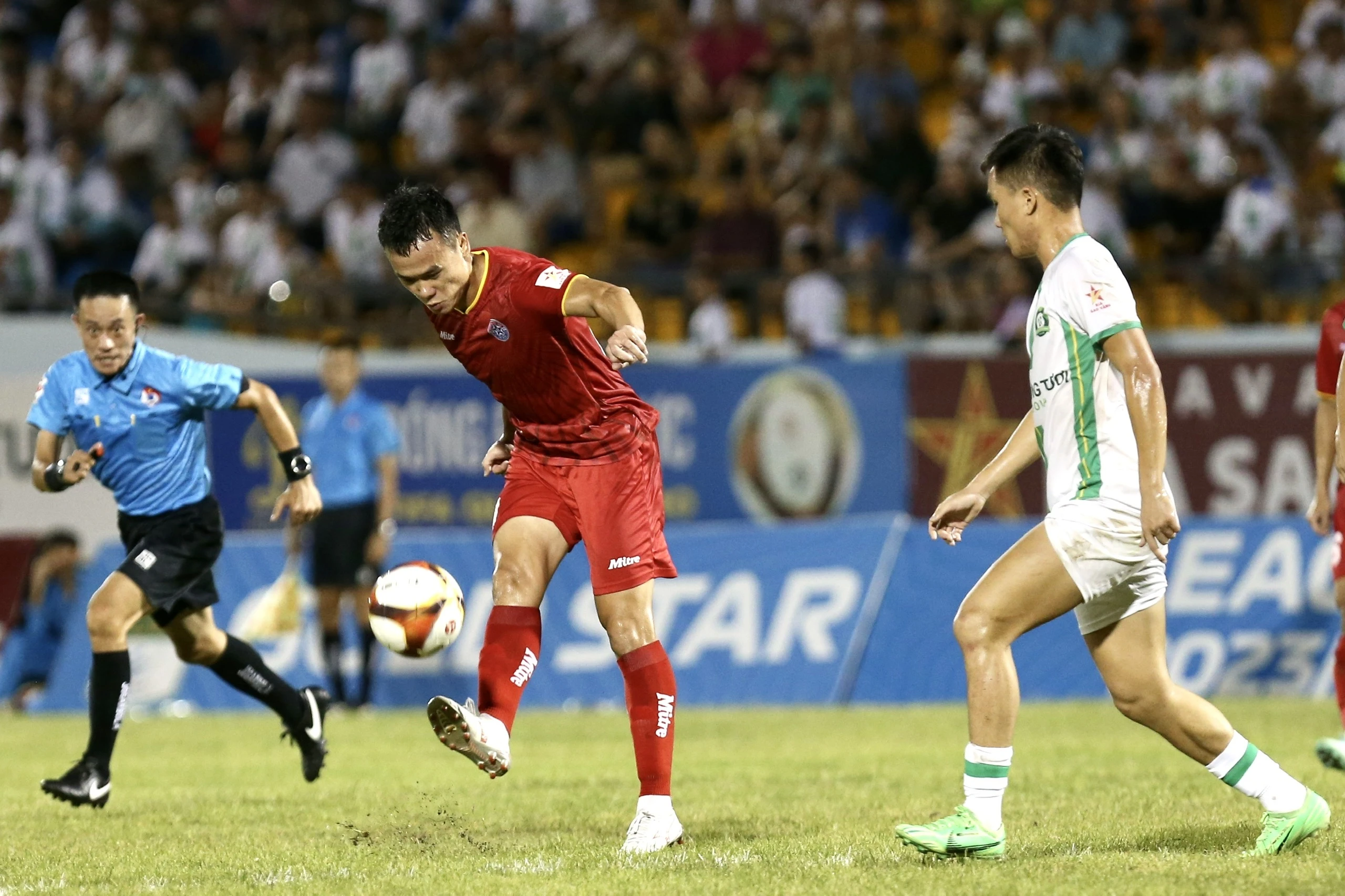 'Người không phổi' tắt điện, PVF-CAND khó bắt kịp Đà Nẵng trong cuộc đua lên hạng 'Người không phổi' tắt điện, PVF-CAND khó bắt kịp Đà Nẵng trong cuộc đua lên hạng