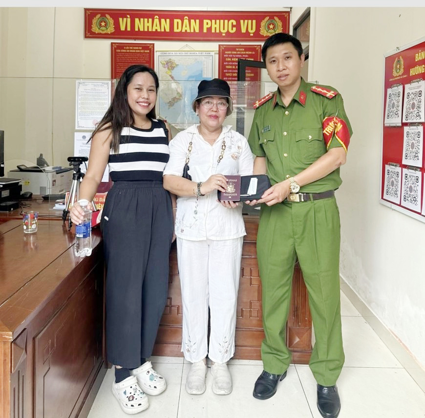 Nữ du khách Laura Pelletro nhận lại tài sản