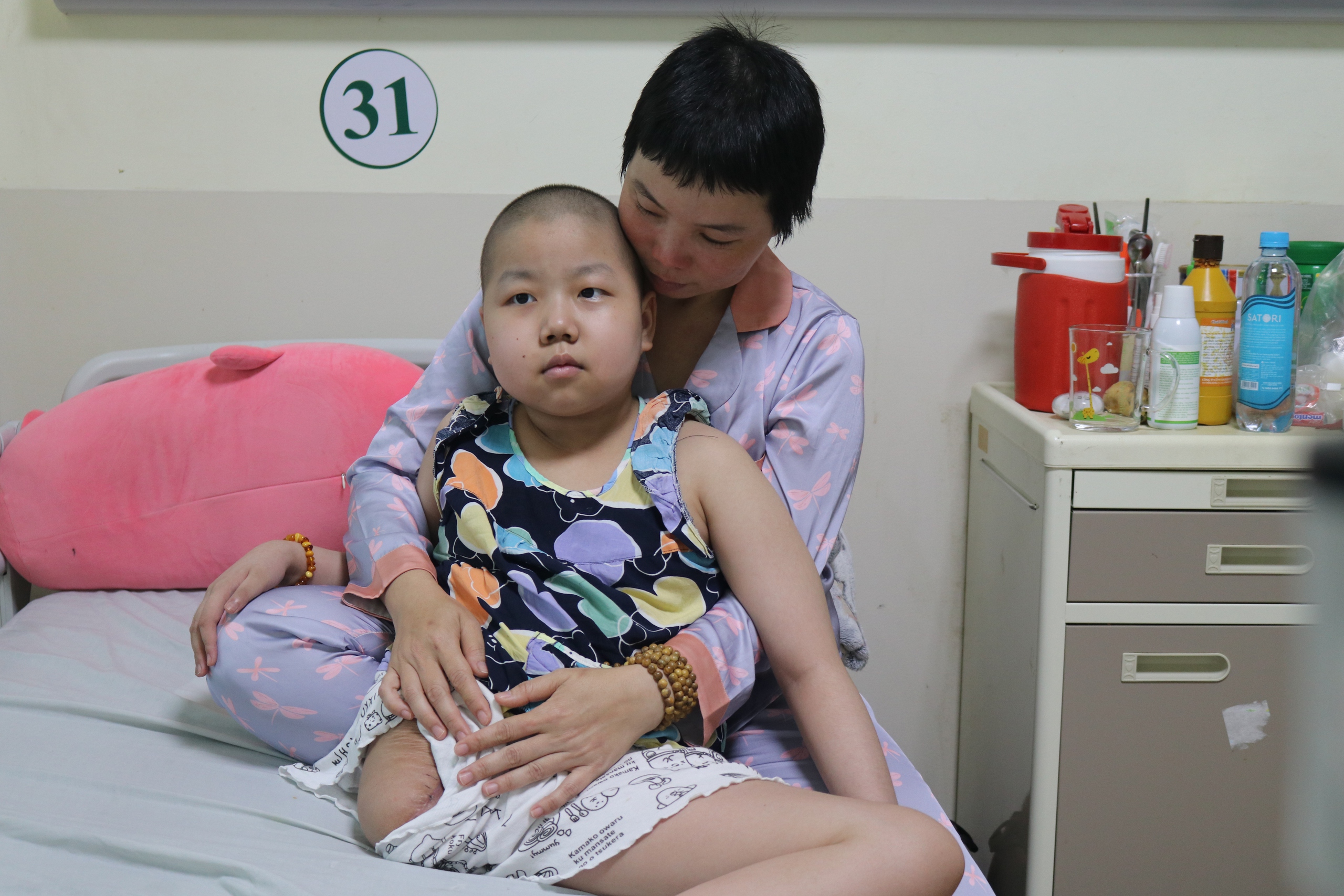 ‘Con muốn sống': Thấy mẹ hết tiền, bé gái ung thư xương xin về nhà chịu đau- Ảnh 4.