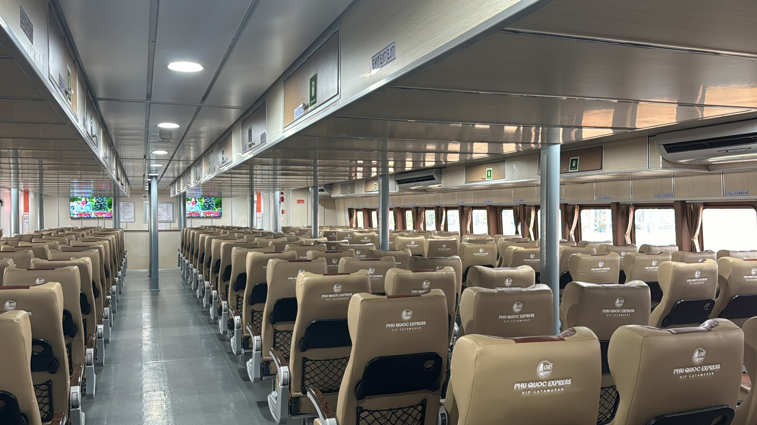 'Siêu' tàu cao tốc kéo khoảng cách TP.HCM - Côn Đảo chỉ còn 4 giờ đi biển- Ảnh 2. Tàu có các trang thiết bị hiện đại, đảm bảo tiêu chuẩn cao nhất của hệ thống an toàn tàu biển trên thế giới