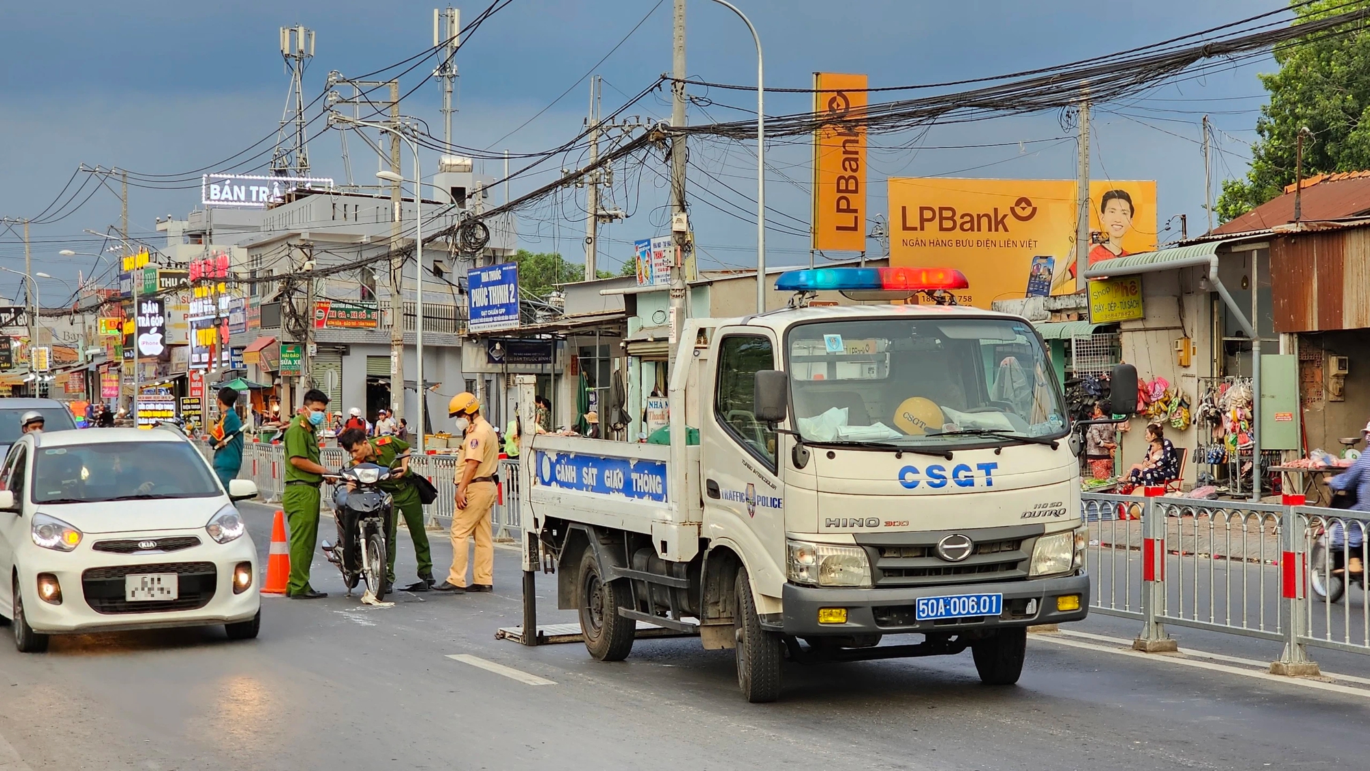 Lực lượng chức năng khám nghiệm hiện trường