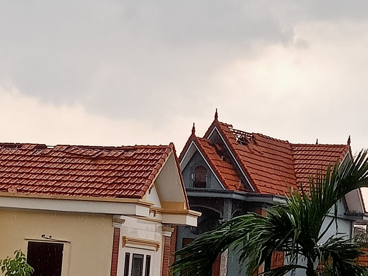 Ước tính có khoảng 50 hộ dân bị ảnh hưởng sau trận lốc xoáy