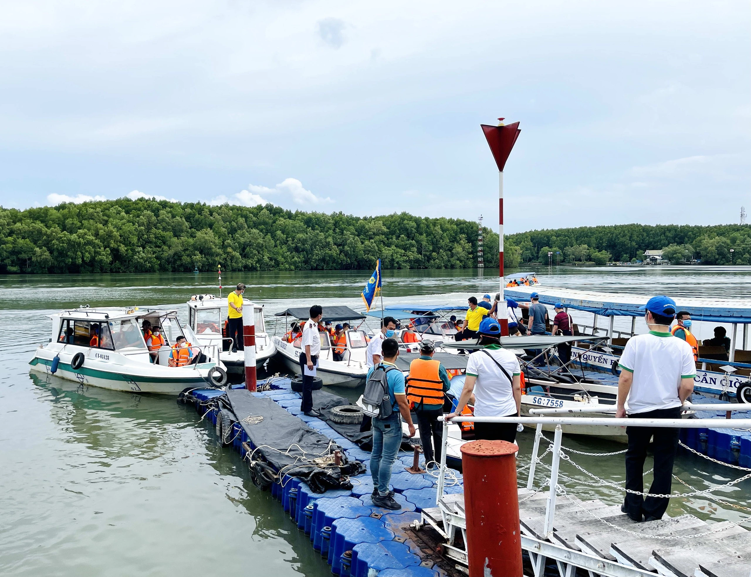 Đẩy mạnh du lịch sông nước