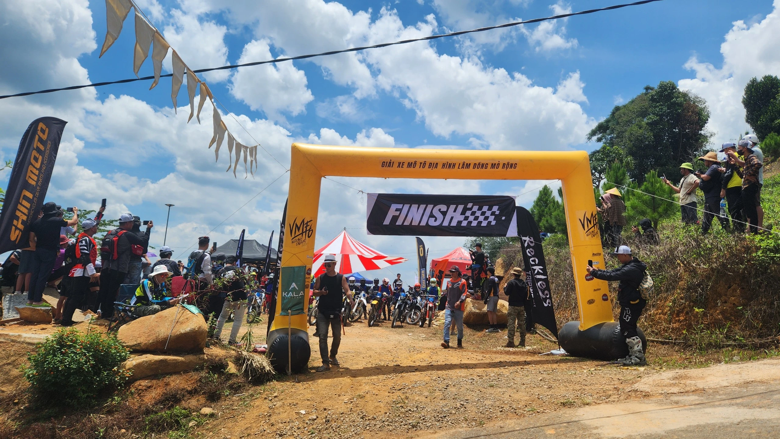 Vì sao giải đua xe mô tô địa hình ‘Núi Xanh Enduro 2024’ đột ngột bị hoãn? Vì sao giải đua xe mô tô địa hình ‘Núi Xanh Enduro 2024’ đột ngột bị hoãn?