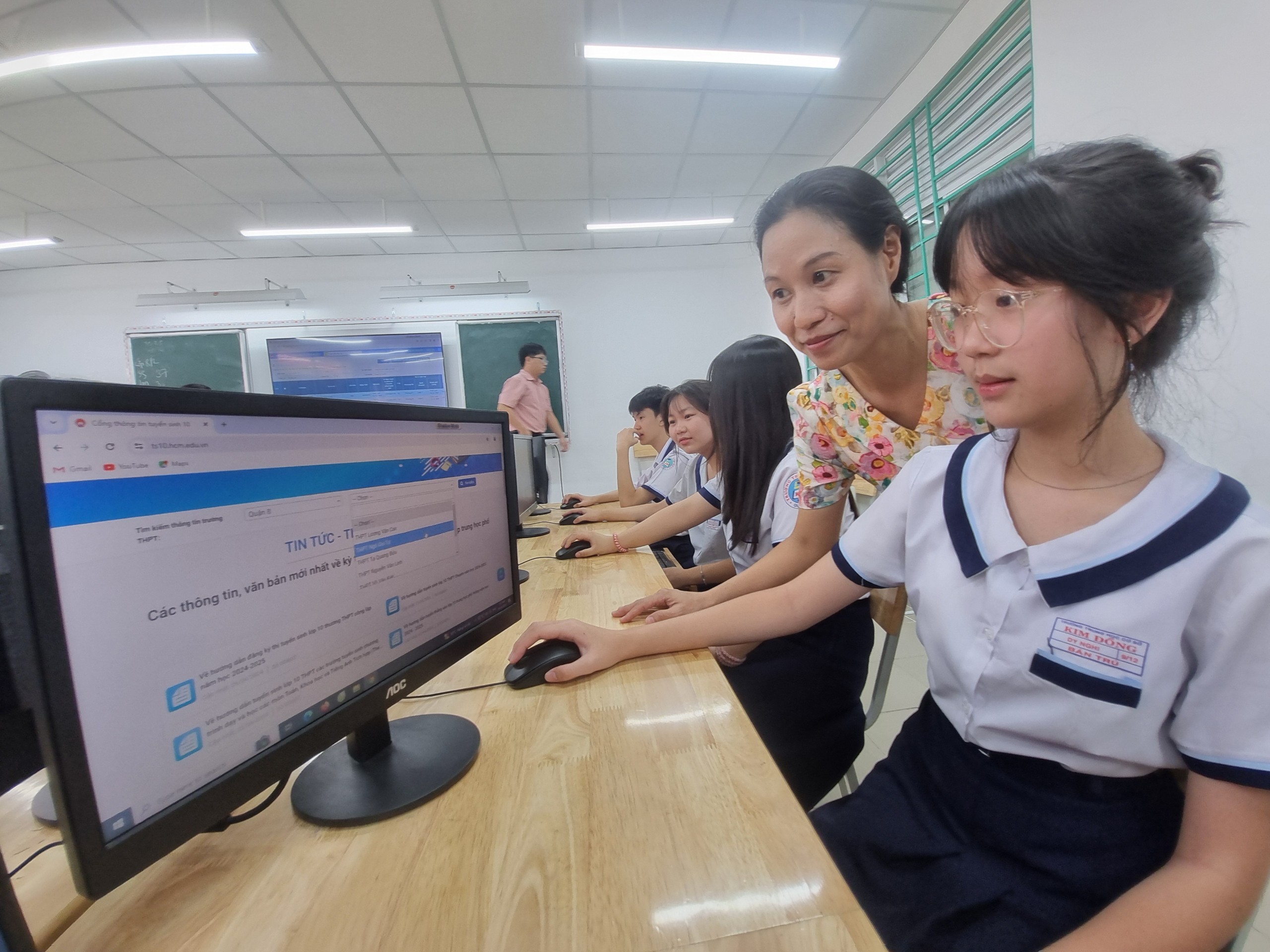 Giáo viên hướng dẫn học sinh xem thông tin về thi lớp 10 và đăng ký nguyện vọng