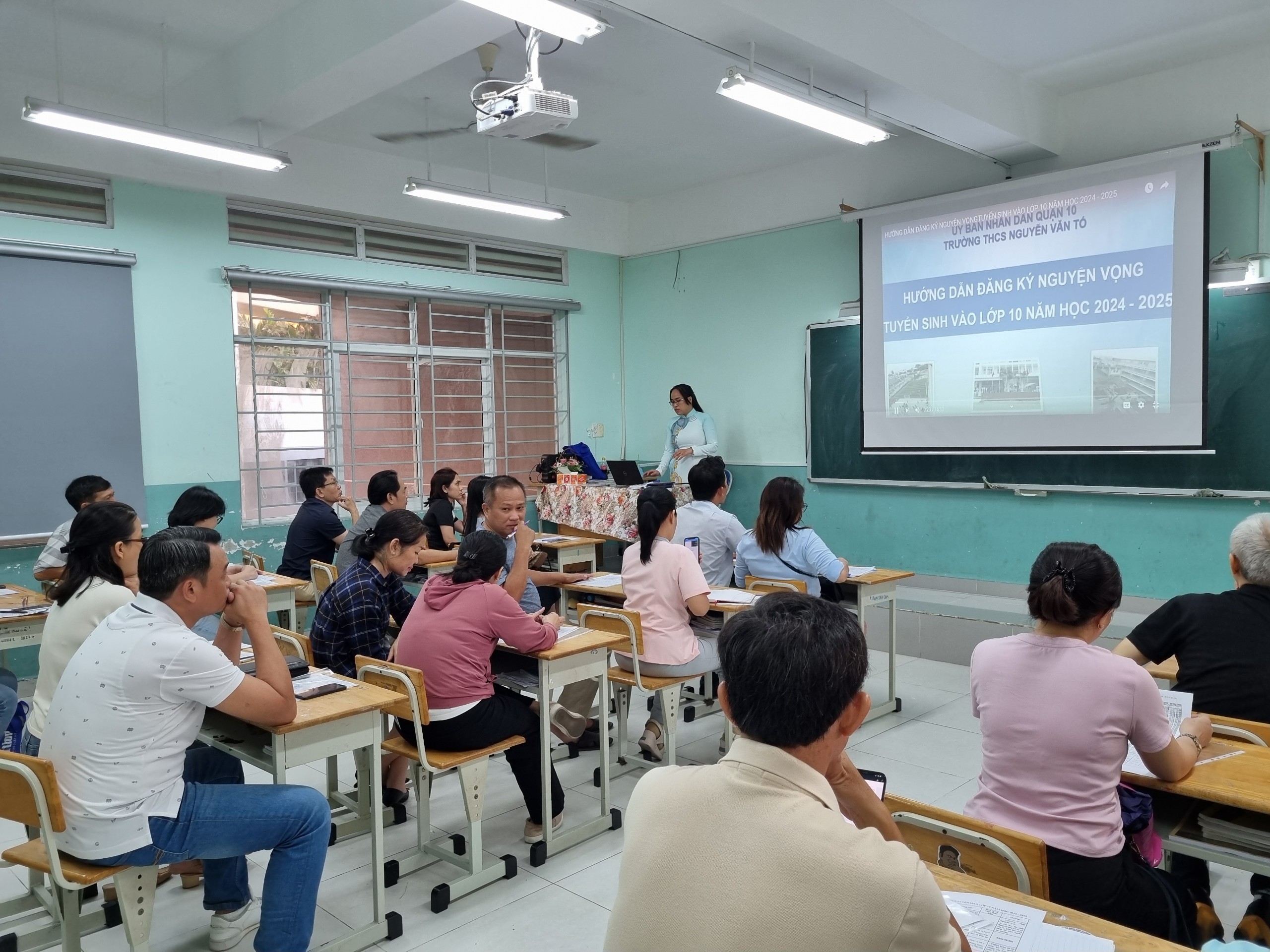 Nhà trường tổ chức họp phụ huynh thông tin về thi lớp 10