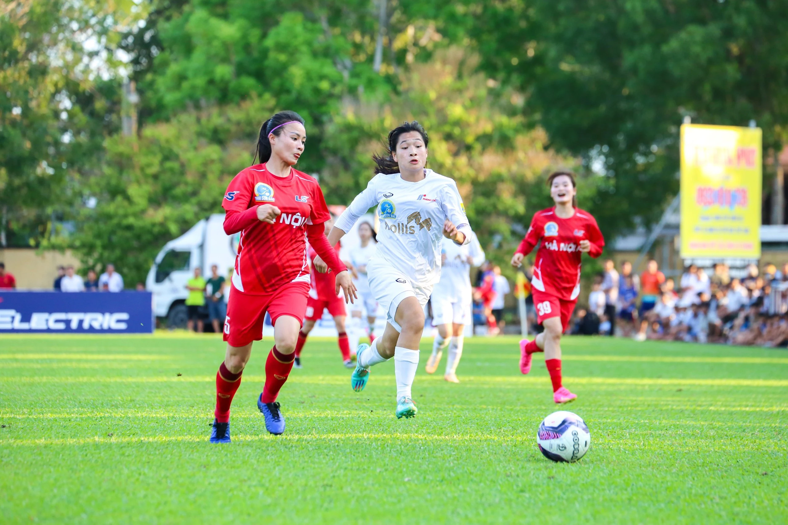 Vạn Sự chớp sai lầm đối thủ giúp CLB Hà Nội I so kè cùng đội TP.HCM I Vạn Sự chớp sai lầm đối thủ giúp CLB Hà Nội I so kè cùng đội TP.HCM I