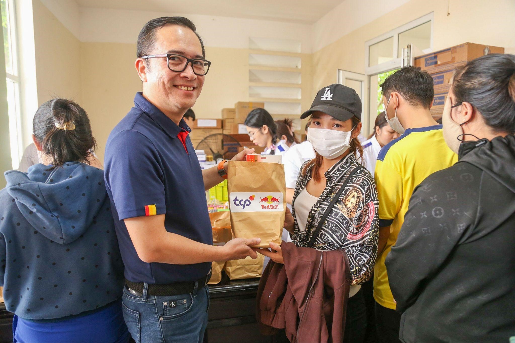 Ông Nguyễn Thanh Huân, Tổng giám đốc TCP Việt Nam tại buổi khám bệnh cho thanh niên công nhân trong khuôn khổ Ông Nguyễn Thanh Huân, Tổng giám đốc TCP Việt Nam tại buổi khám bệnh cho thanh niên công nhân trong khuôn khổ