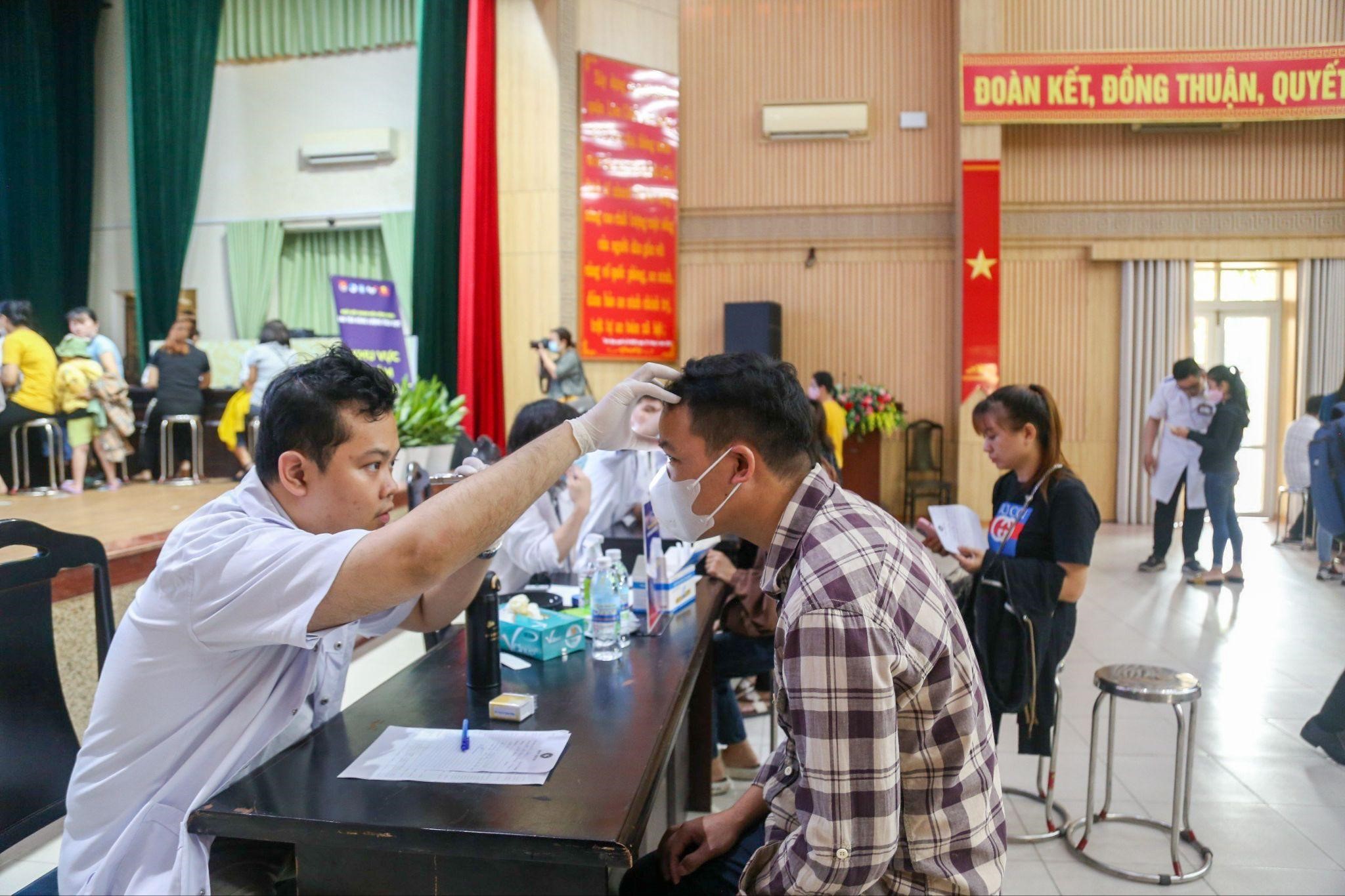 Công nhân được xét nghiệm và khám tổng quát cũng như được tư vấn về sức khỏe và dinh dưỡng Công nhân được xét nghiệm và khám tổng quát cũng như được tư vấn về sức khỏe và dinh dưỡng