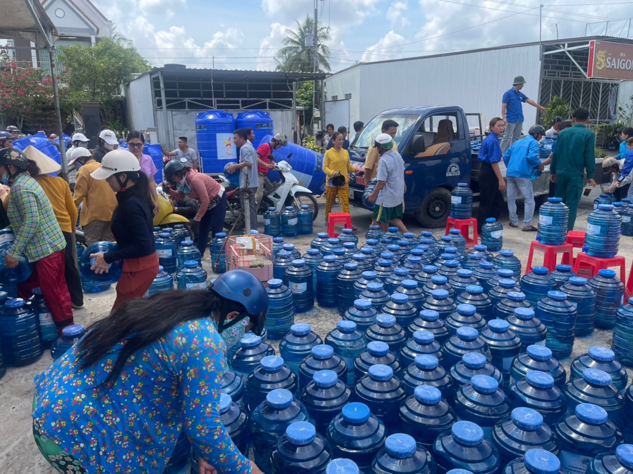 Người dân vùng hạn mặn nhận nước ngọt