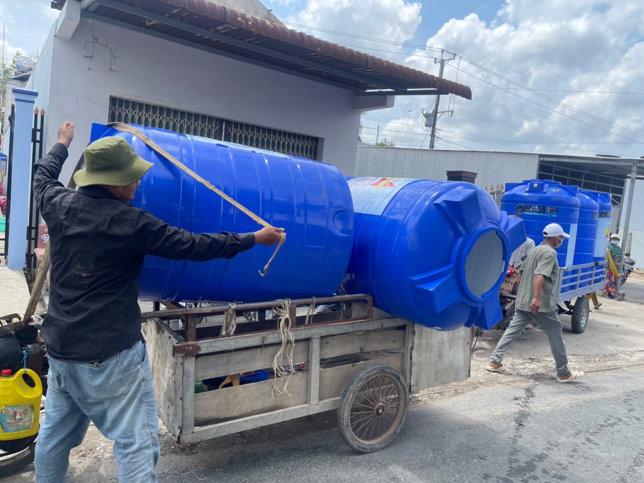 Người dân được tặng bồn chứa nước (dung tích 1.000 lít)