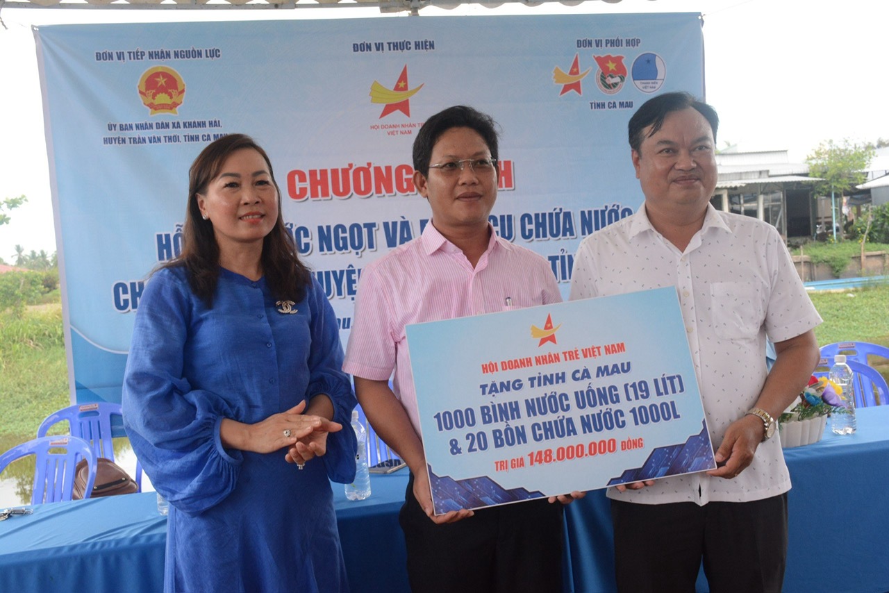 1.000 bình nước ngọt và 20 bồn chứa nước tặng cho bà con tỉnh Cà Mau