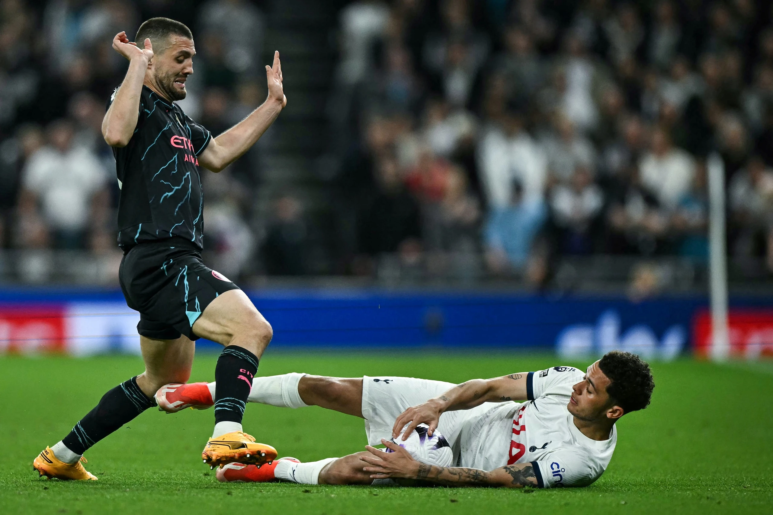 Cú đúp của Haaland đưa Man City tiến sát lịch sử Ngoại hạng Anh Cú đúp của Haaland đưa Man City tiến sát lịch sử Ngoại hạng Anh