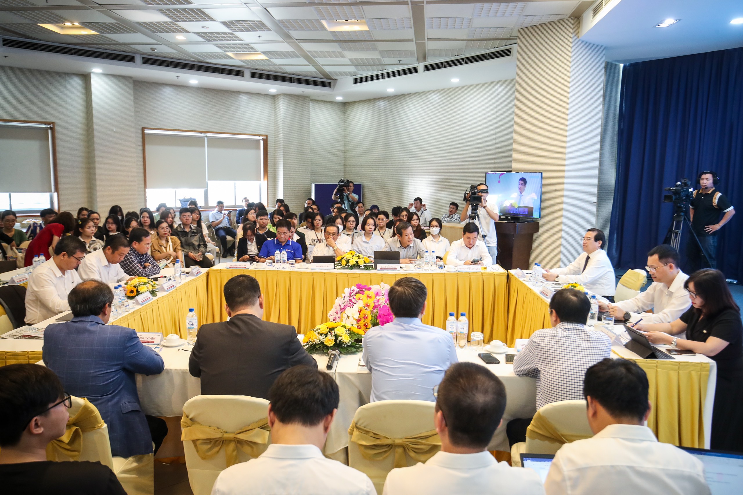 Giá vé máy bay 'nóng' hơn thời tiết và hóa đơn tiền điện- Ảnh 2. Toàn cảnh hội thảo đang diễn ra tại Báo Thanh Niên