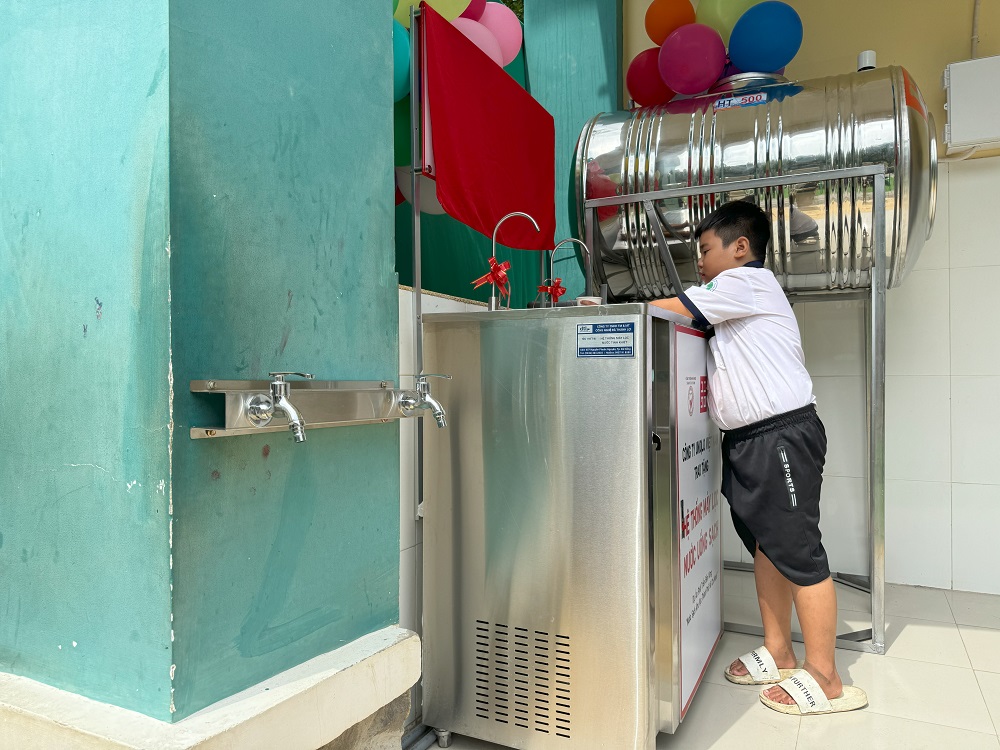 Chỉ cần một thao tác nhẹ là các em học sinh được uống như ly nước sạch, đảm bảo cho sức khỏe