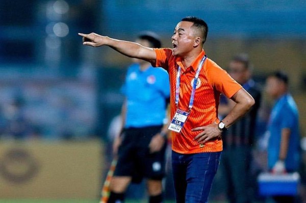 V-League lại quay cuồng trong vòng xoáy ‘luân chuyển cán bộ’, HLV nào trụ lại cuối mùa? V-League lại quay cuồng trong vòng xoáy ‘luân chuyển cán bộ’, HLV nào trụ lại cuối mùa?