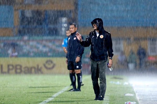 V-League lại quay cuồng trong vòng xoáy ‘luân chuyển cán bộ’, HLV nào trụ lại cuối mùa? V-League lại quay cuồng trong vòng xoáy ‘luân chuyển cán bộ’, HLV nào trụ lại cuối mùa?
