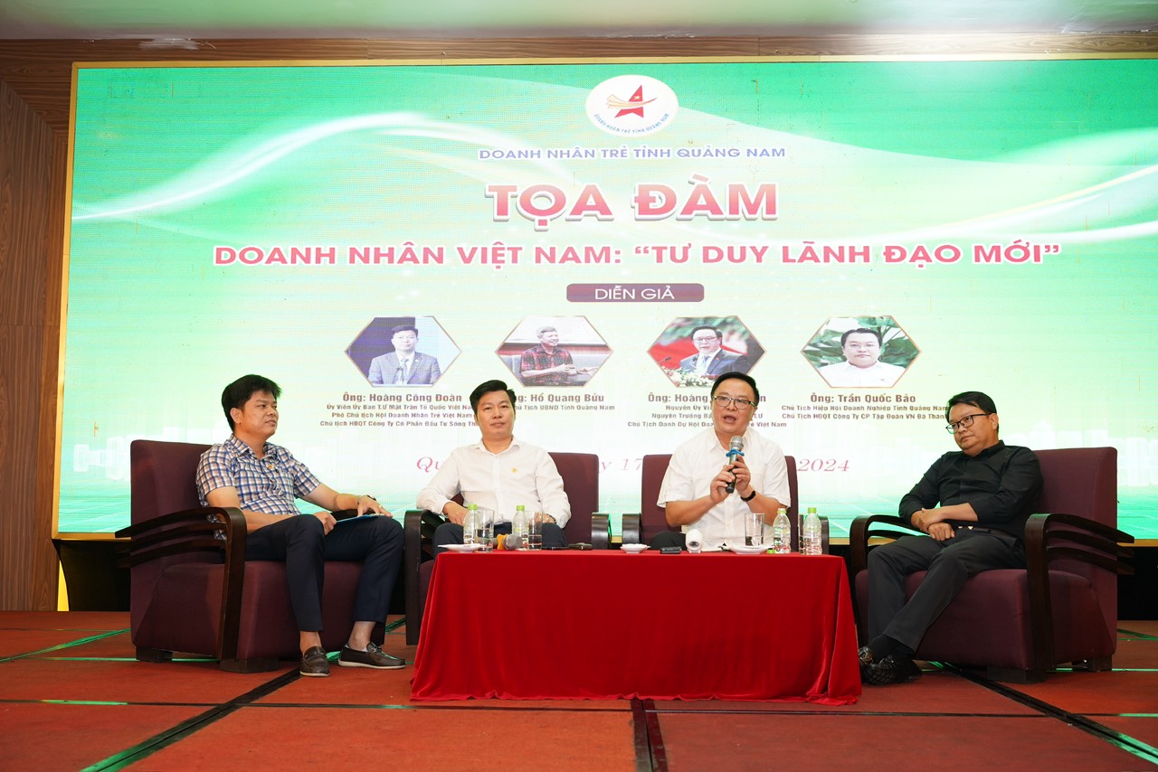 Các khách mời tham gia chia sẻ những kinh nghiệm trong kinh doanh tại tọa đàm