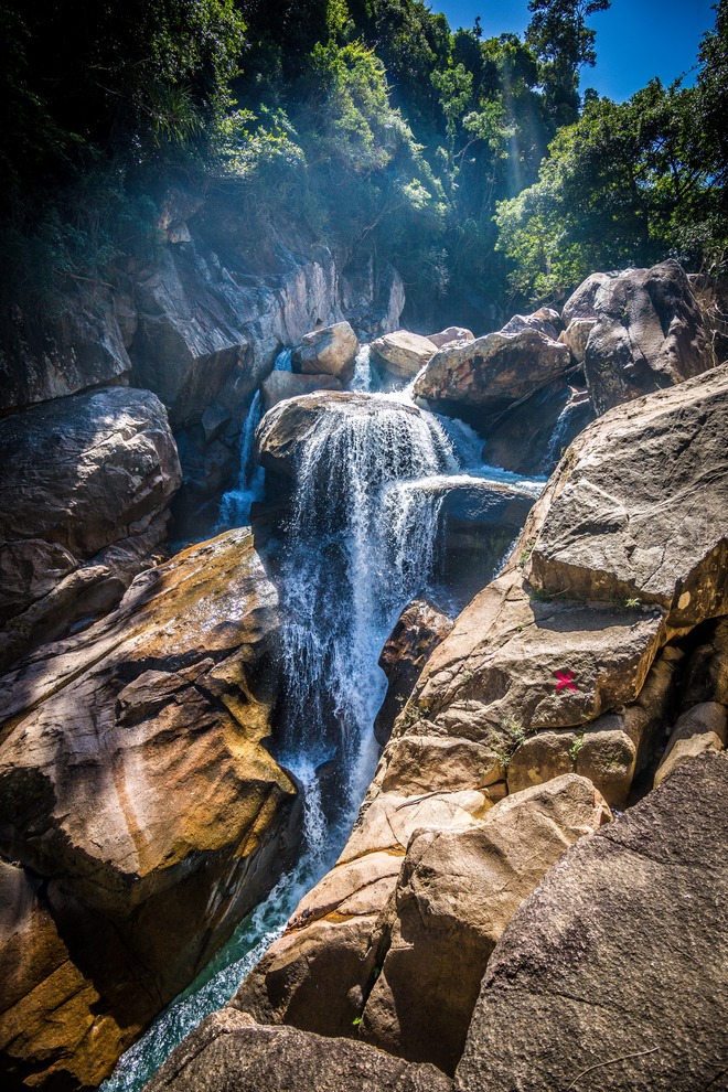 Trekking xuyên rừng, ngâm mình trong làn nước suối tại Ba Hồ, Khánh Hòa