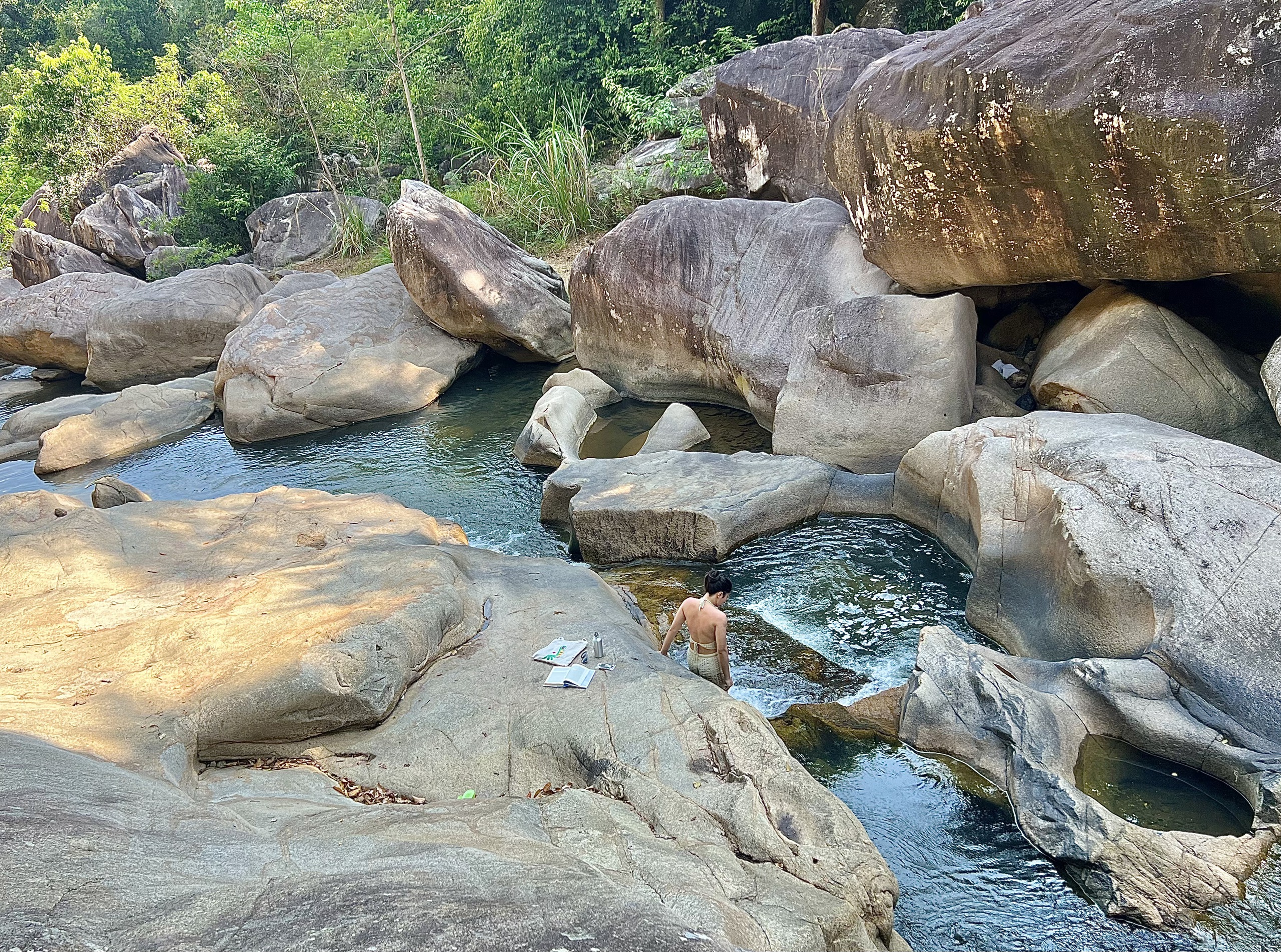 Trekking xuyên rừng, ngâm mình trong làn nước suối tại Ba Hồ, Khánh Hòa